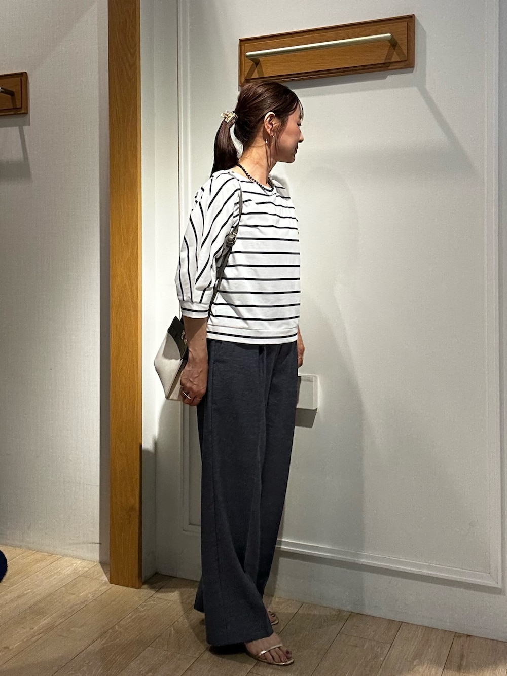 ホワイト系のTシャツ/カットソー、ブルー系のその他パンツ、ベージュ系のショルダーバッグを着用したレディースの夏コーディネートの4枚目の写真