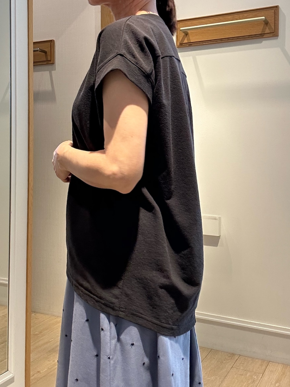 「サンダル、黒Tシャツ、低身長コーデ、春夏コーデ、大人カジュアルコーデ、楽チンコーデ、大人コーデ、夏、スカートコーデ、低身長女子、150cm台コーデ、大人カジュアル、大人ファッション、40代ファッション、ドットスカート」｜「fredy couleurのマチ付デザイン袖麻調カットT（Tシャツ/カットソー、ブラック系）」を使った、daimonさん（レディース・154cm）の夏コーディネートの7枚目の写真