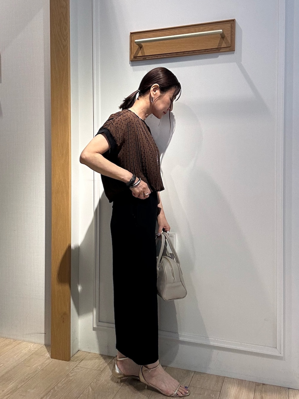 「シアートップス、オトナ女子、シンプルスタイル、夏服コーデ、大人ファッション、夏ファッション、キレイめコーデ、150cm台コーデ、ブラウン、オトナカワイイ、おでかけコーデ、154cm、ドットブラウス、低身長コーデ、低身長女子」｜「MICO COULIERのカットジョーゼットタイトスカート（スカート、ブラック系）」を使った、daimonさん（レディース・154cm）の夏コーディネートの6枚目の写真