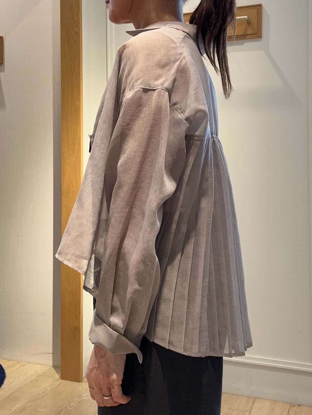 ベージュ系のシャツ/ブラウス、ブラック系のトートバッグ、グレー系のシャツ/ブラウスを着用したレディースの夏コーディネートの5枚目の写真