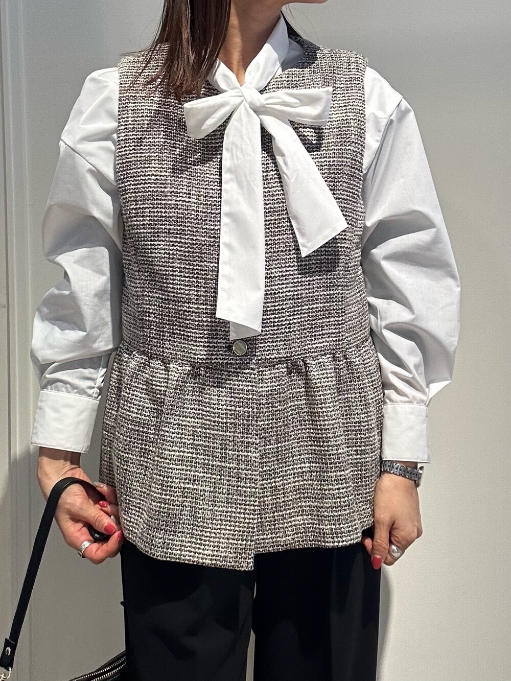 「レイヤードスタイル、大人女子、春服、パンツコーデ、きれいめコーディネート、入学式、入学式コーデ、入学式ママコーデ、卒業式コーデ、卒業式ママコーデ、セレモニーコーデ、オケージョン、低身長、低身長コーデ、ジレ」｜「MICO COULIERの《オケージョン対応》ドライスピン杢ツィード/バスケットラメツィードベスト（ノーカラージャケット、ブラック系）」を使った、daimonさん（レディース・154cm）の冬コーディネートの7枚目の写真