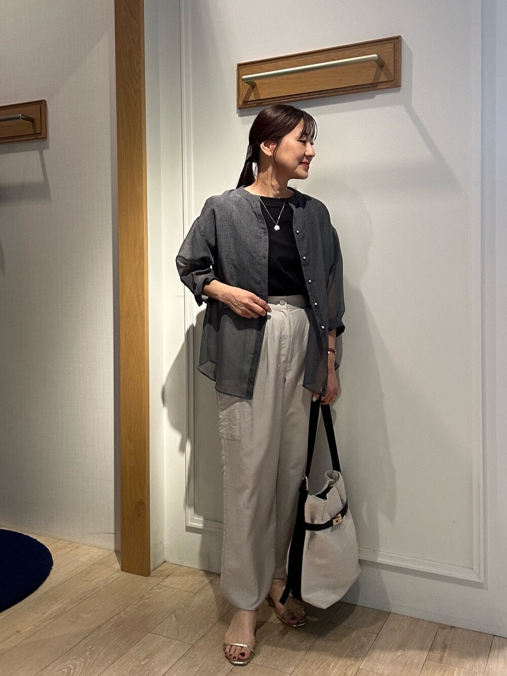 ベージュ系のその他パンツ、ブラック系のTシャツ/カットソー、グレー系のシャツ/ブラウスを着用したレディースの春コーディネートの3枚目の写真