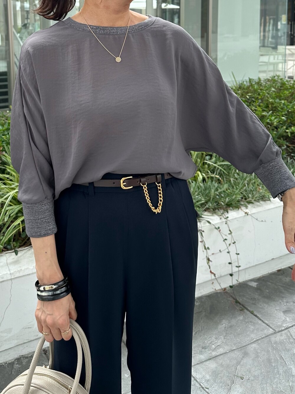 グレー系のシャツ/ブラウス、ブルー系のその他パンツ、ベージュ系のボストンバッグを着用したレディースの夏コーディネートの7枚目の写真