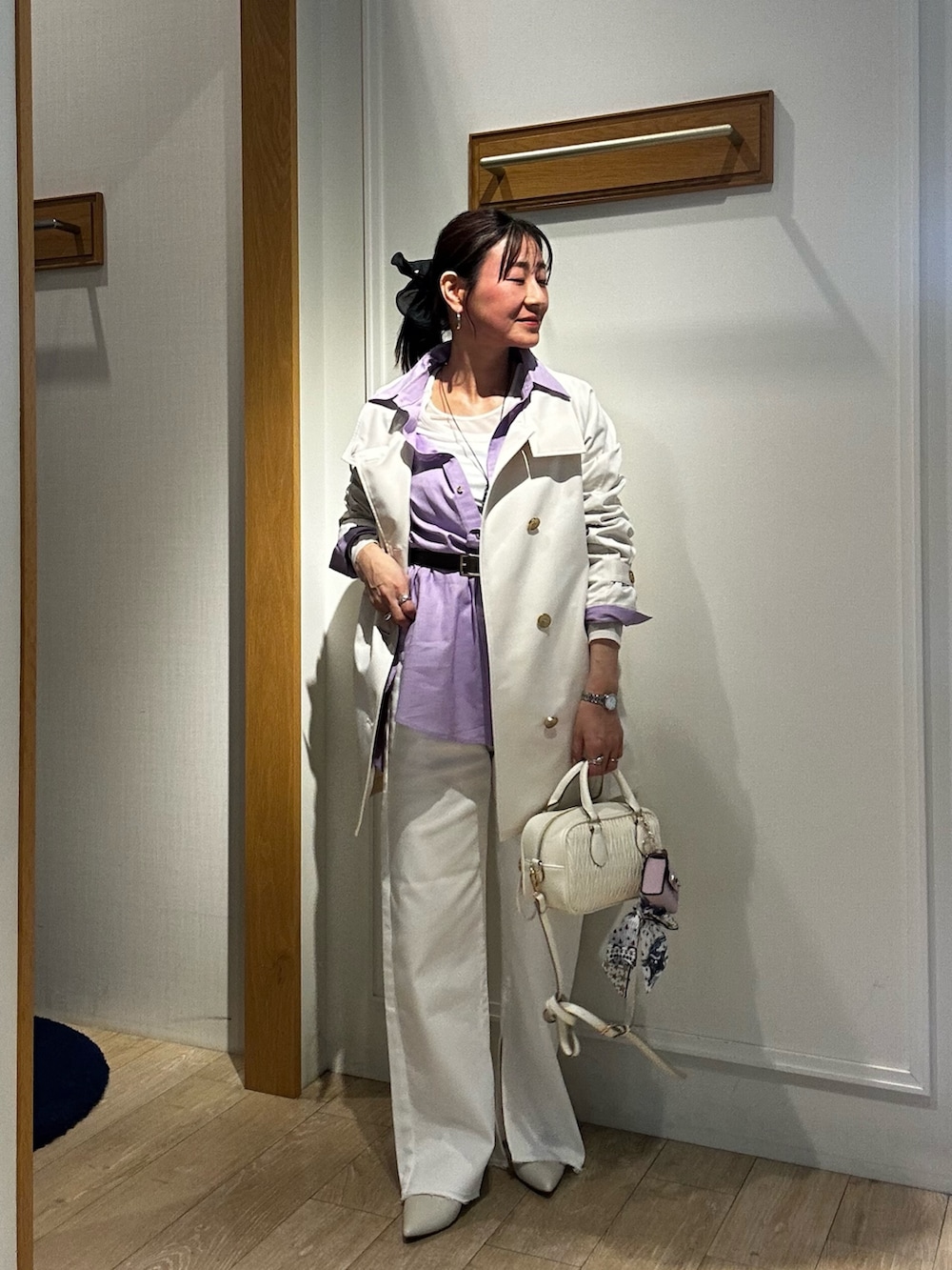 ホワイト系のその他アウター、ホワイト系のデニムパンツ、ホワイト系のTシャツ/カットソーを着用したレディースの春コーディネートの4枚目の写真