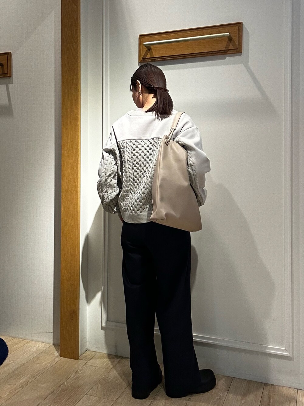 グレー系のカーディガン/ボレロ、グレー系のTシャツ/カットソー、ブルー系のその他パンツを着用したレディースの冬コーディネートの3枚目の写真