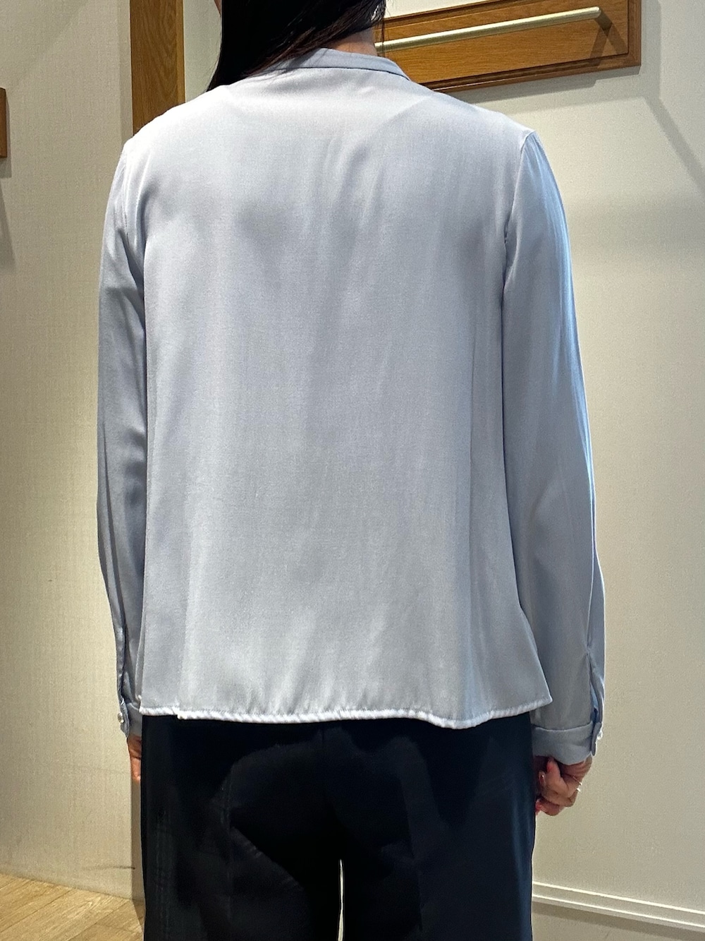 ブルー系のシャツ/ブラウス、ブルー系のその他パンツ、ブルー系のダウンジャケット/コートを着用したレディースの冬コーディネートの7枚目の写真