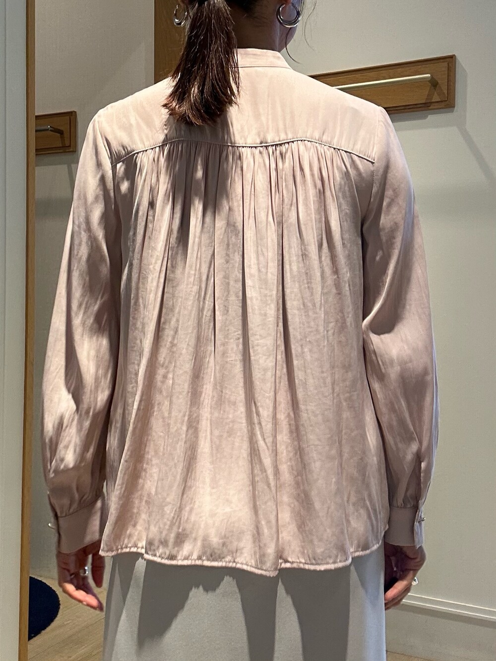 ピンク系のシャツ/ブラウス、ベージュ系のスカートを着用したレディースの春コーディネートの7枚目の写真