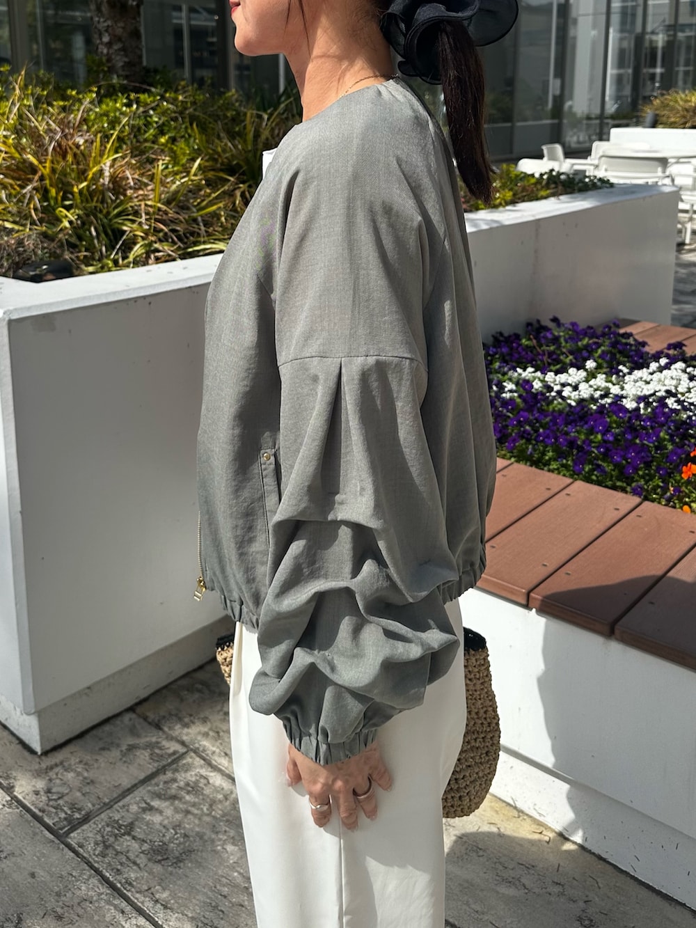 グリーン系のブルゾン、グレー系のキャミソールを着用したレディースの春コーディネートの5枚目の写真