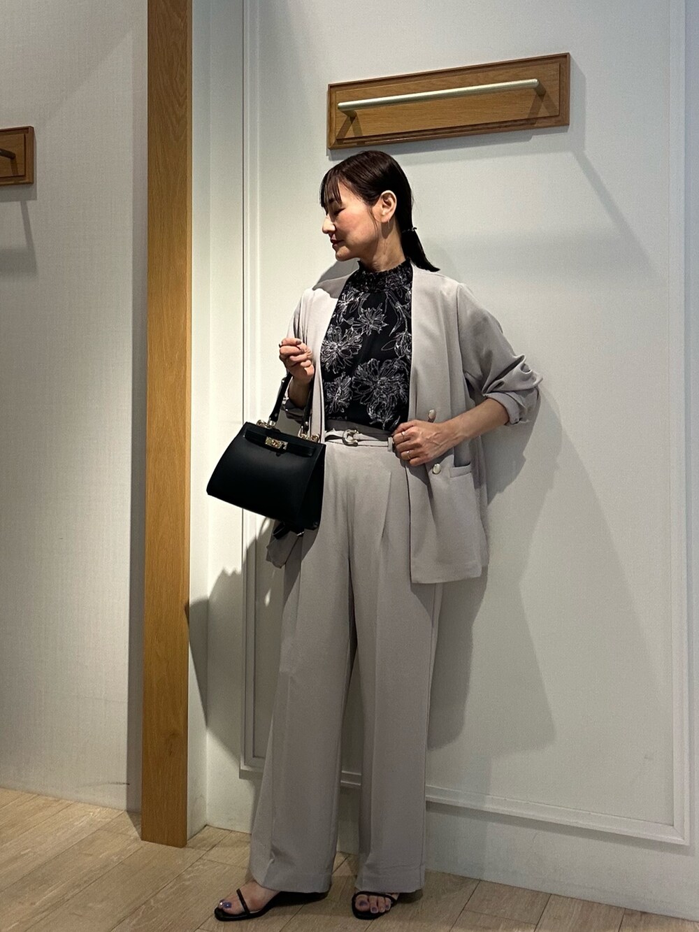 ベージュ系のノーカラージャケット、ベージュ系のその他パンツ、ブラック系のショルダーバッグを着用したレディースの夏コーディネートの5枚目の写真