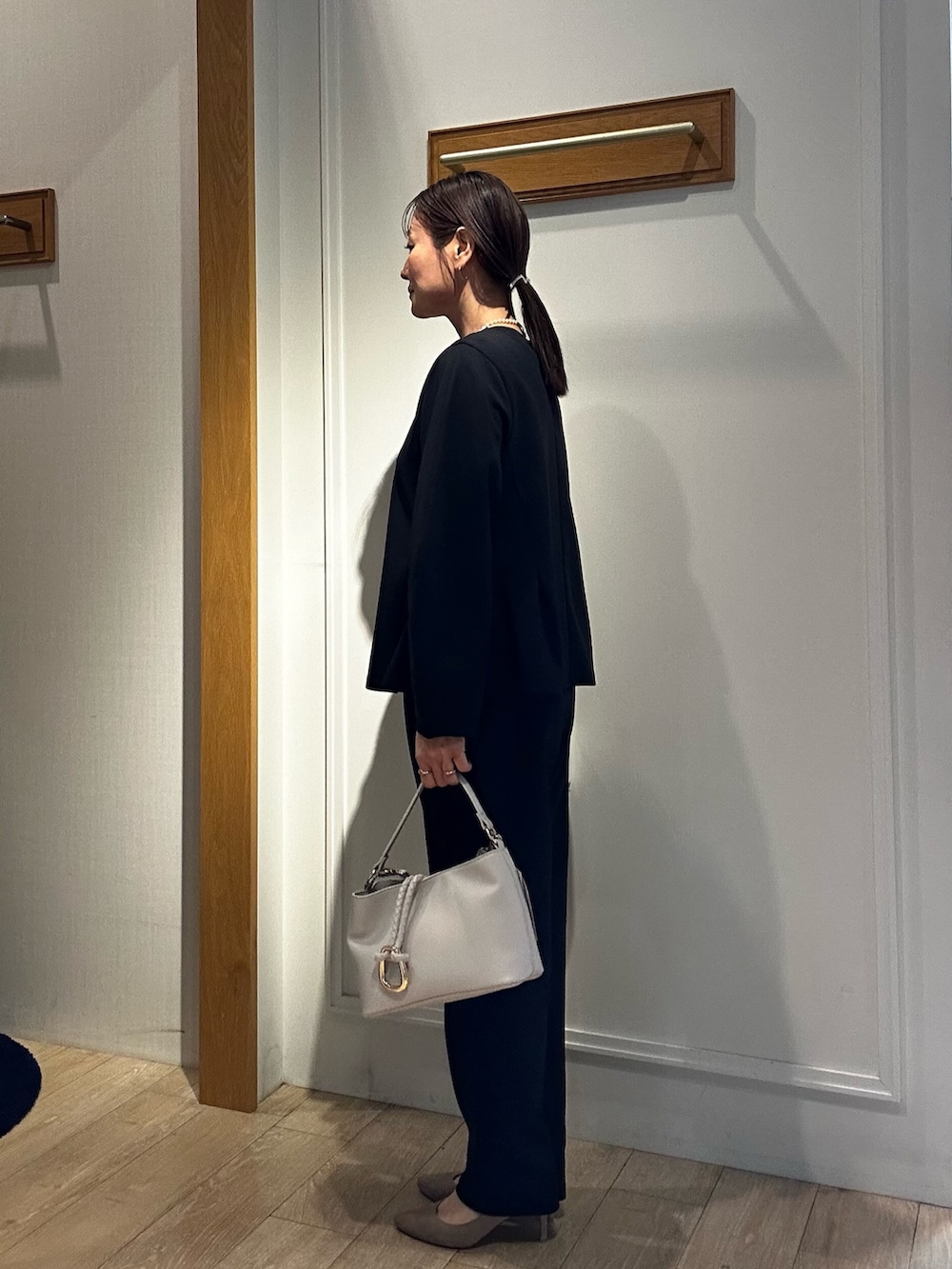 ブルー系のシャツ/ブラウス、ブルー系のその他パンツを着用したレディースの冬コーディネートの2枚目の写真