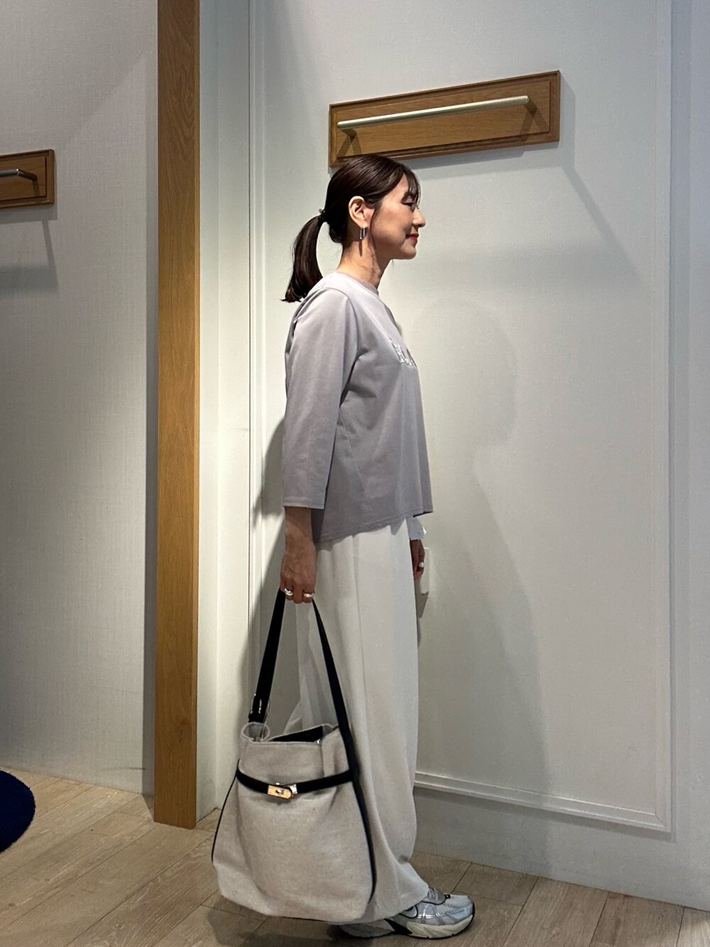 ホワイト系のその他パンツを着用したレディースの春コーディネートの3枚目の写真