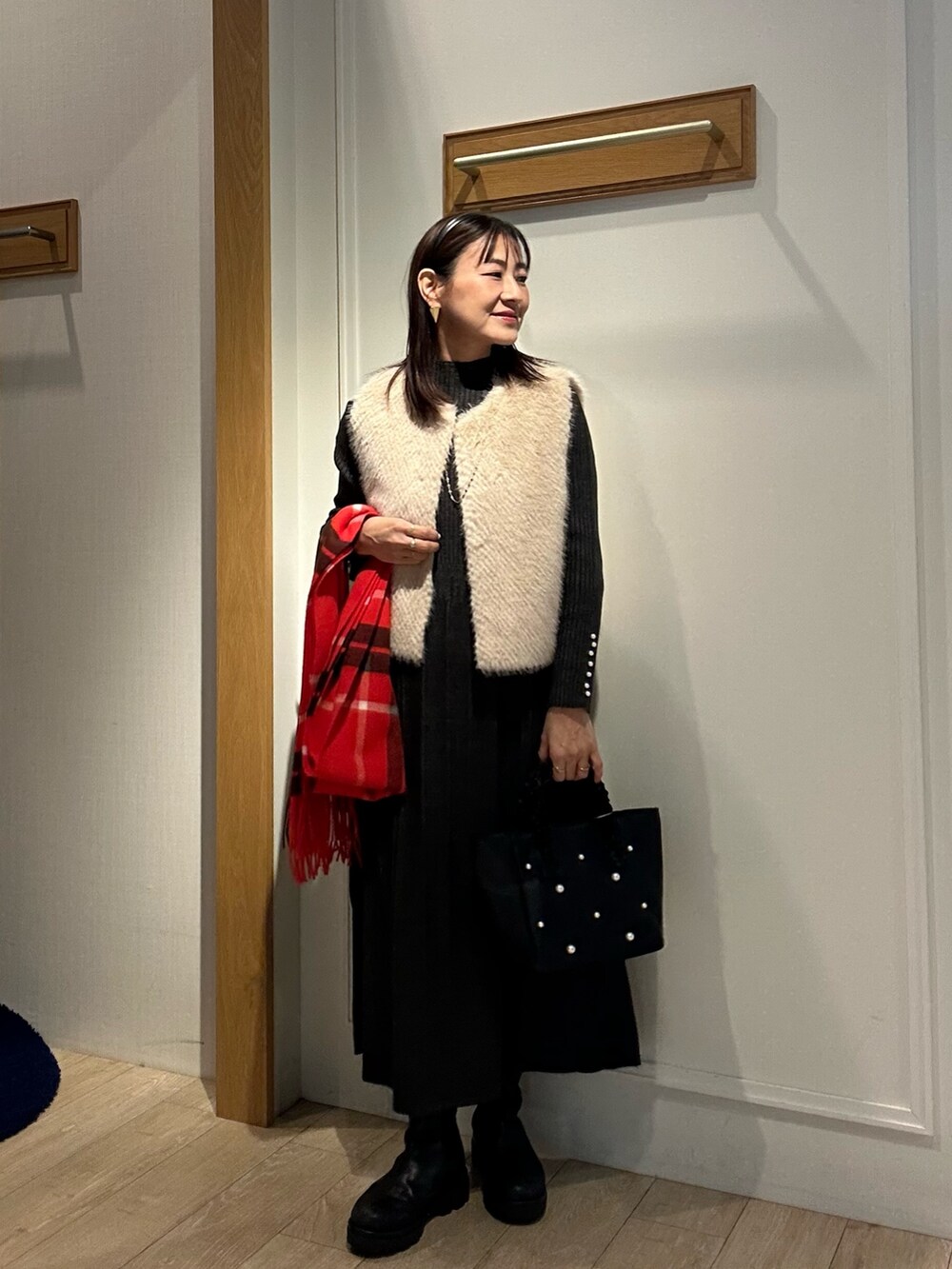 グレー系のワンピース、ブラック系のダウンジャケット/コート、ベージュ系のブルゾンを着用したレディースの冬コーディネートの8枚目の写真