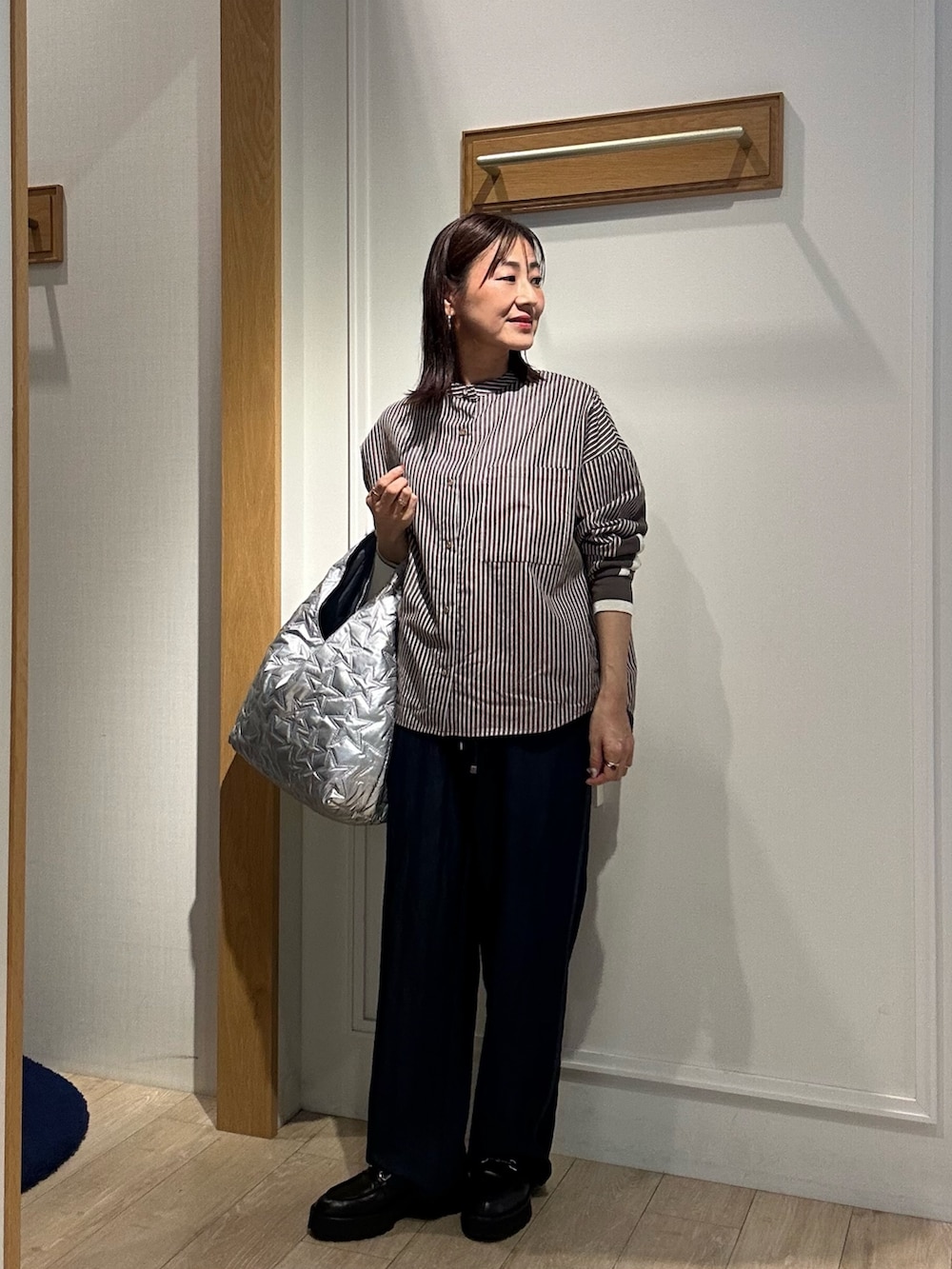 ブルー系のデニムパンツ、ブラウン系のシャツ/ブラウス、ブルー系のテーラードジャケットを着用したレディースの秋コーディネートの6枚目の写真