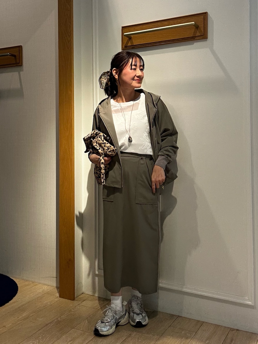 ホワイト系のニット/セーター、グリーン系のブルゾン、ホワイト系のTシャツ/カットソーを着用したレディースの春コーディネートの5枚目の写真