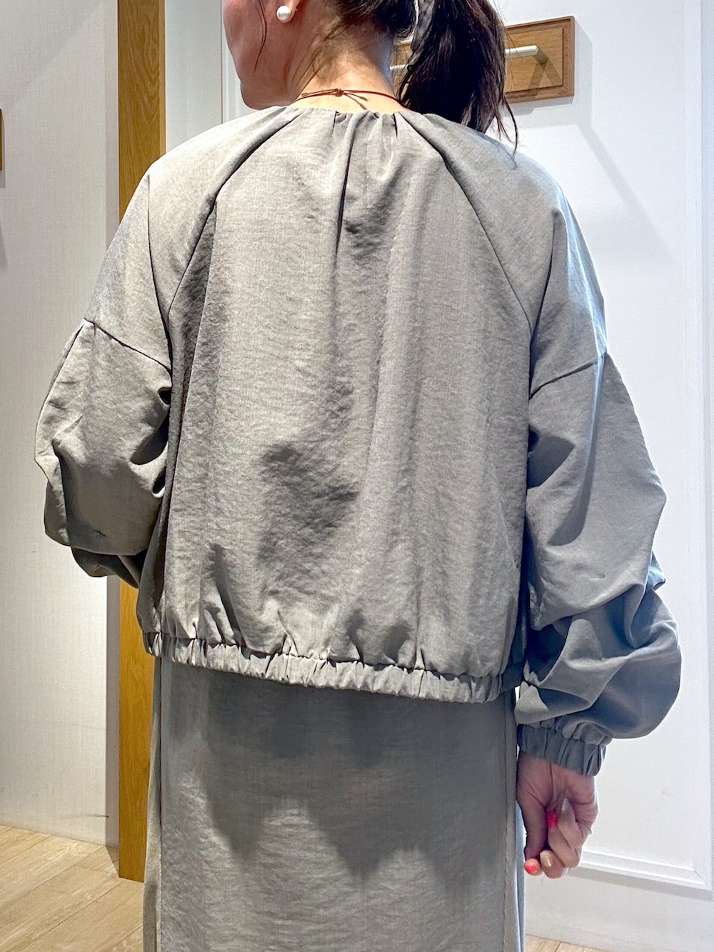 ホワイト系のTシャツ/カットソー、ブラック系のブルゾン、ブルー系のスカートを着用したレディースの春コーディネートの8枚目の写真