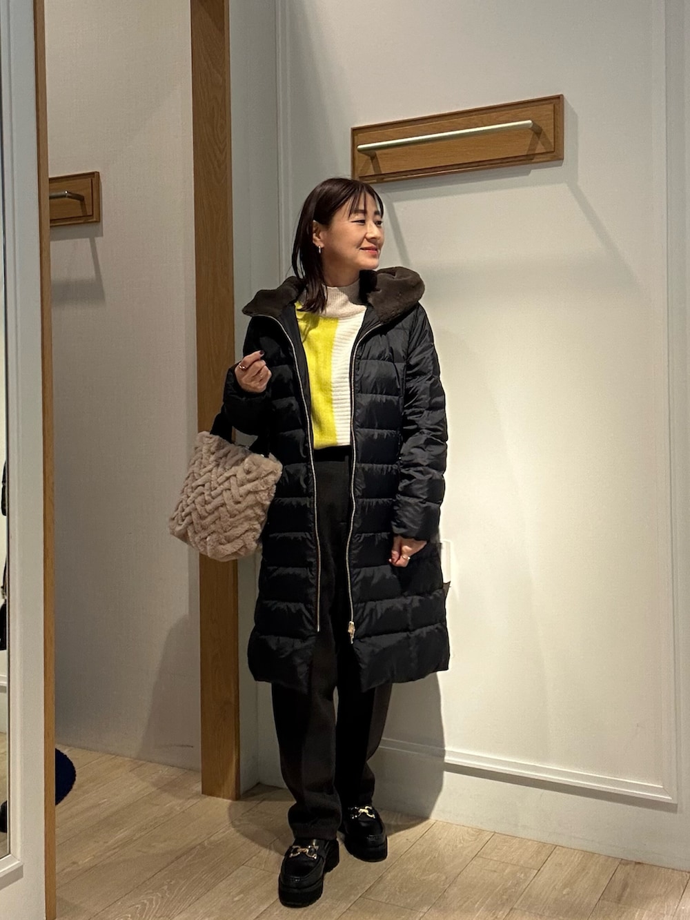 ブラック系のダウンジャケット/コートを着用したレディースの冬コーディネートの4枚目の写真