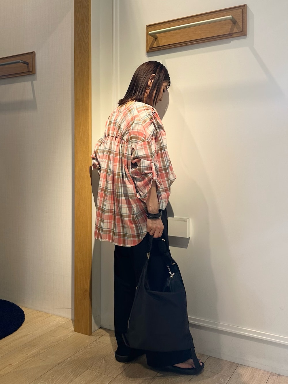 「着こなしのちょこっとテク、レイヤードスタイル、休日スタイル、シャツスタイル、チェック、シンプルコーデ、オトナカジュアル、ゆるコーデ、シンプルスタイル、今日のコーデ、リラックススタイル、ラフコーデ、低身長女子、チェックシャツ、晩夏」｜「MICO COULIERのチェックギャザーブラウス（シャツ/ブラウス、レッド系）」を使った、daimonさん（レディース・154cm）の夏コーディネートの3枚目の写真