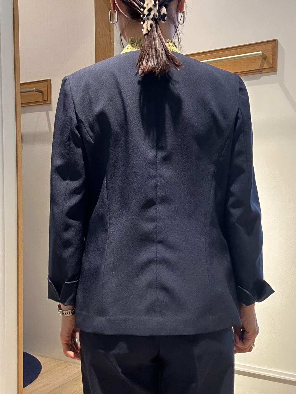 ブルー系のノーカラージャケット、ブルー系のその他パンツ、イエロー系のシャツ/ブラウスを着用したレディースの春コーディネートの5枚目の写真