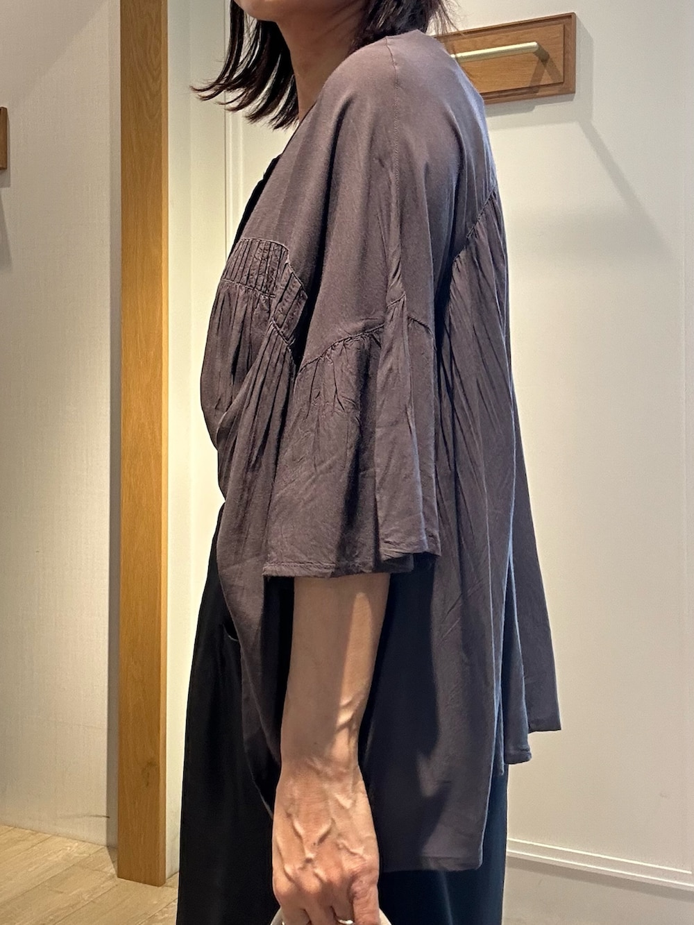 グレー系のシャツ/ブラウス、ブラック系のスカート、ベージュ系のボストンバッグを着用したレディースの夏コーディネートの8枚目の写真