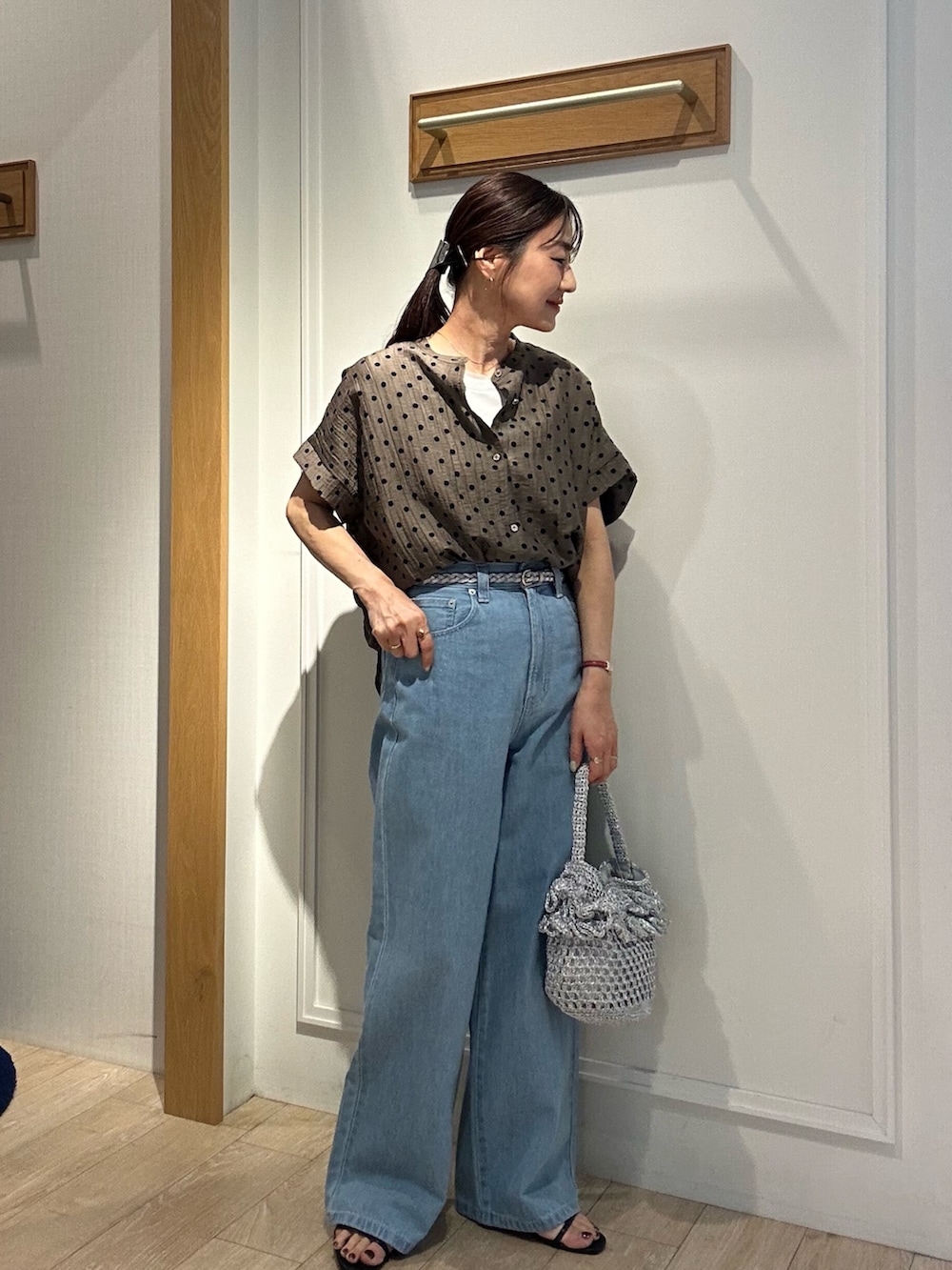 「大人カジュアル、最近のいい感じコーデ、今日のコーデ、オトナカジュアル、ラフコーデ、大人コーデ、パンツスタイル、低身長女子、春ファッション、スニーカーコーデ、バギーデニム、バギー、ドット柄、ドットシャツ、低身長コーデ」|「MICO COULIERのラメテレコタンクトップ(Tシャツ/カットソー、ホワイト系)」を使った、daimonさん(骨格ナチュラル・レディース・154cm)の春コーディネートの2枚目の写真