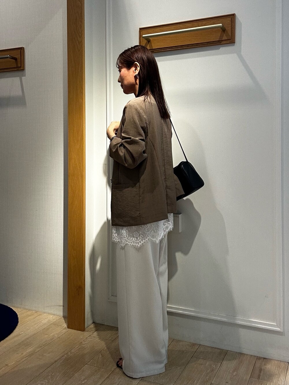 ホワイト系のシャツ/ブラウス、ホワイト系のその他パンツ、イエロー系のダウンジャケット/コートを着用したレディースの春コーディネートの2枚目の写真