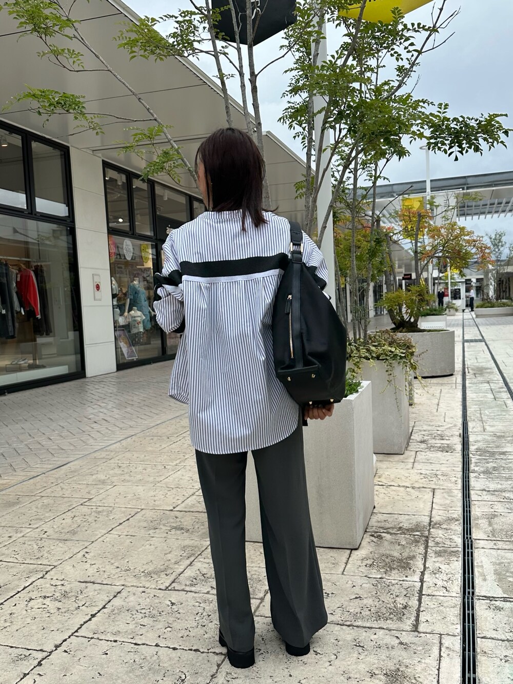 グレー系のその他パンツ、ホワイト系のシャツ/ブラウス、ホワイト系のTシャツ/カットソーを着用したレディースの秋コーディネートの4枚目の写真