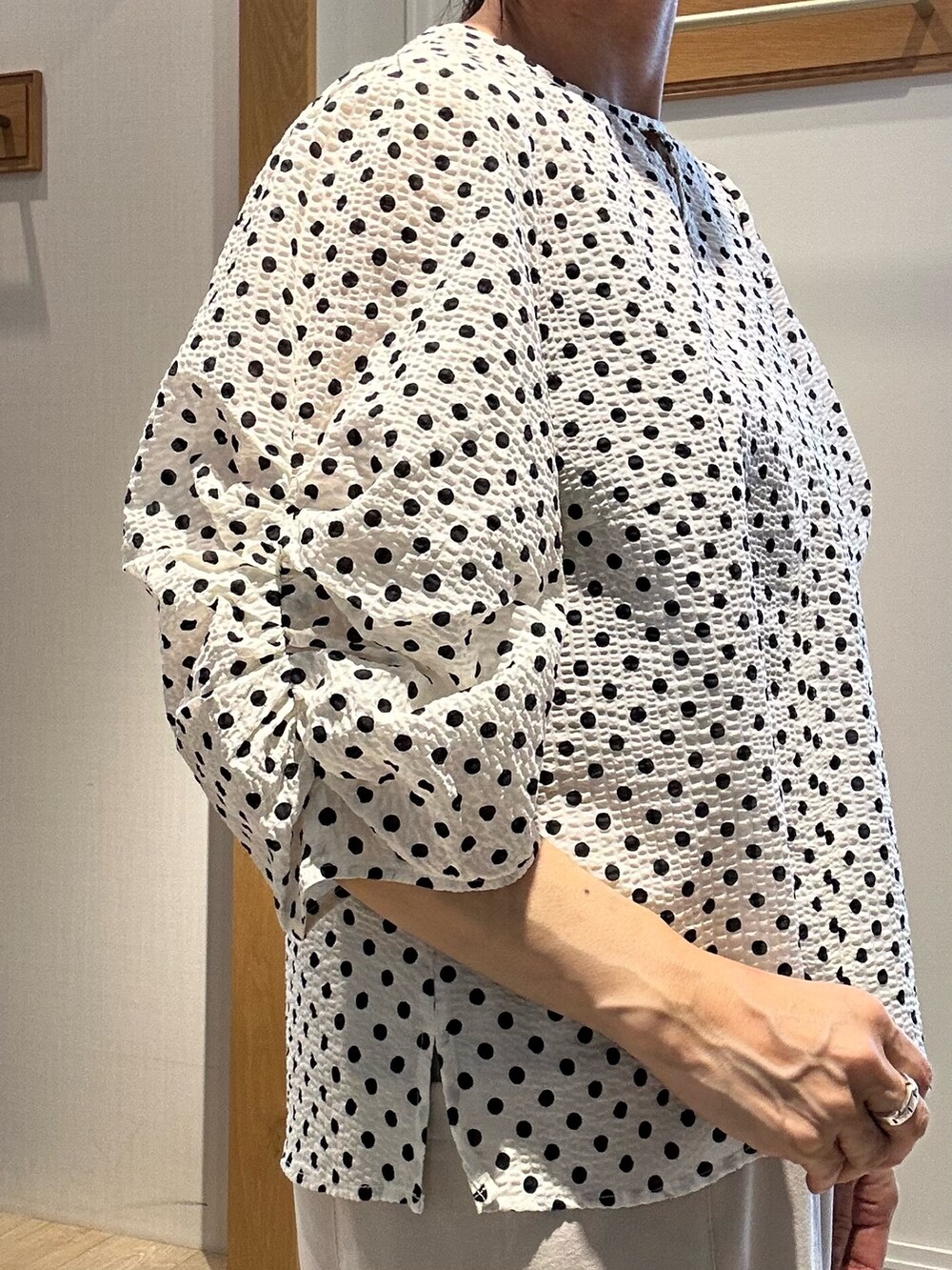 ホワイト系のシャツ/ブラウス、ベージュ系のスカートを着用したレディースの夏コーディネートの9枚目の写真