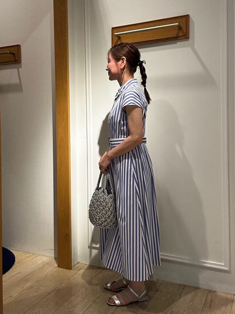 ブルー系のワンピースを着用したレディースの夏コーディネートの2枚目の写真