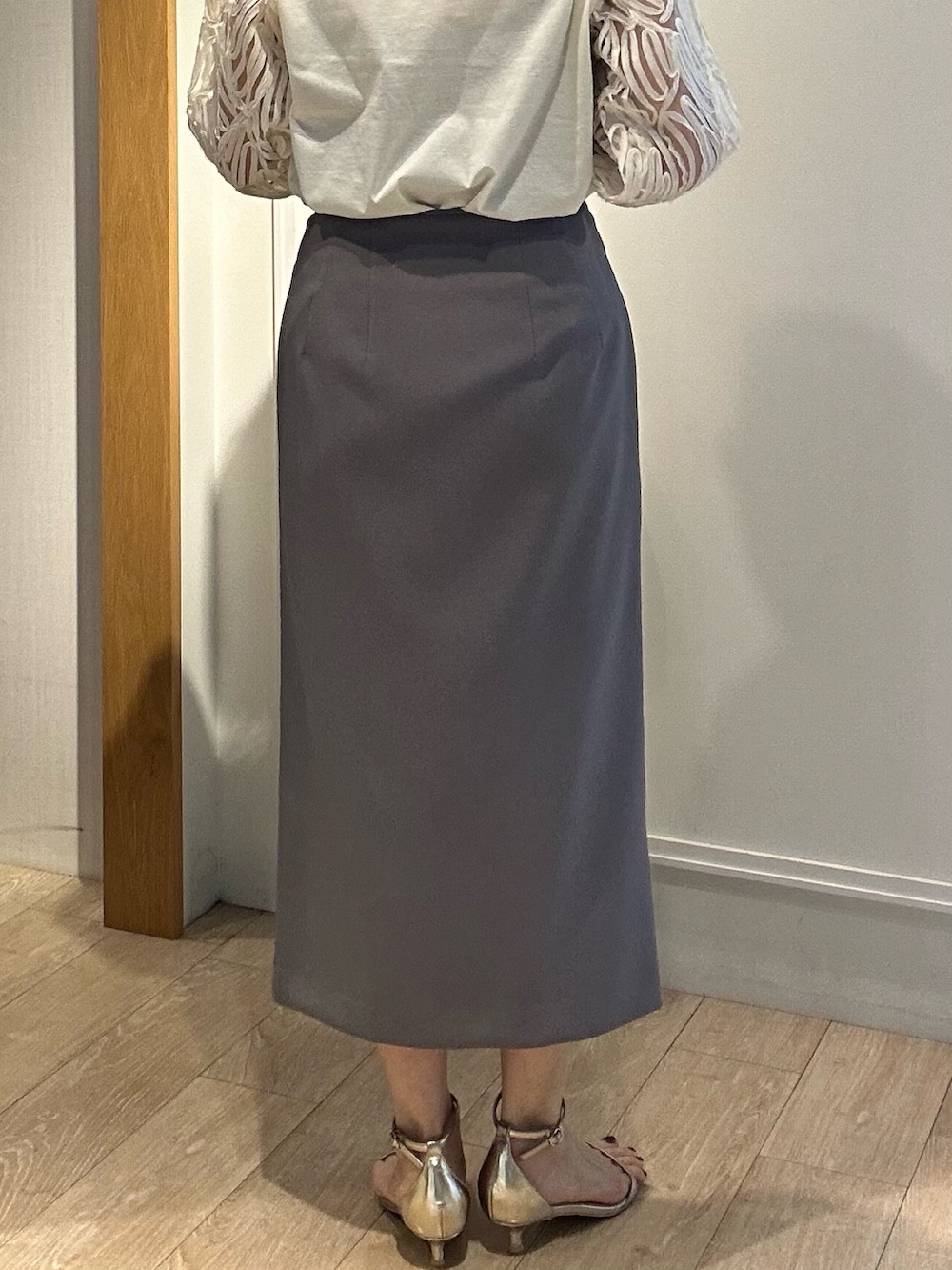 ホワイト系のTシャツ/カットソー、グレー系のスカート、イエロー系のショルダーバッグを着用したレディースの春コーディネートの9枚目の写真