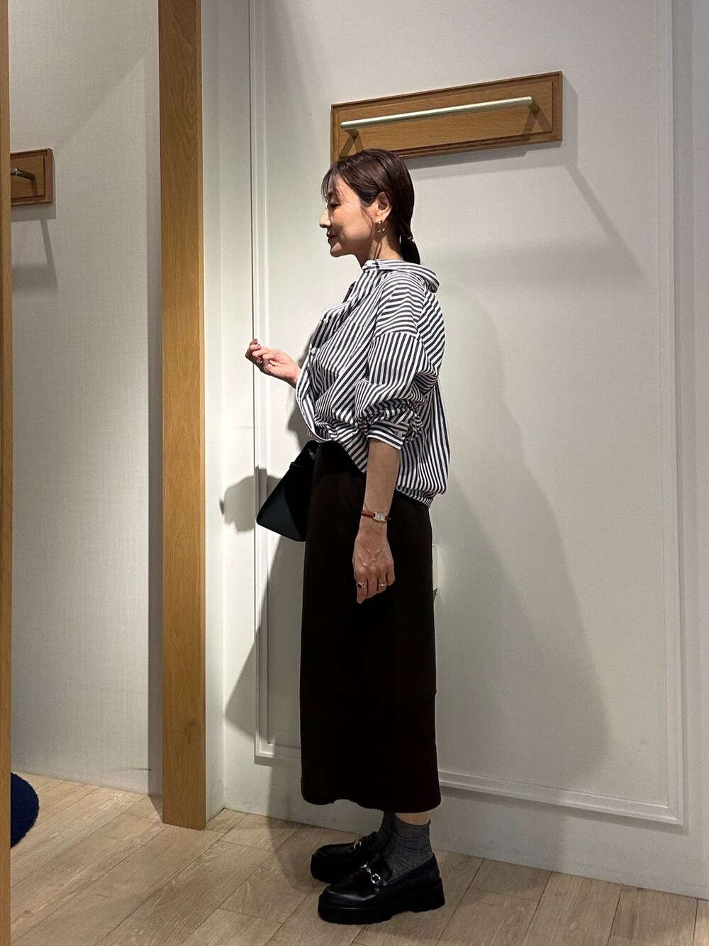 ブラック系のシャツ/ブラウス、ブラウン系のスカート、ブラック系のキャミソールを着用したレディースの秋コーディネートの2枚目の写真