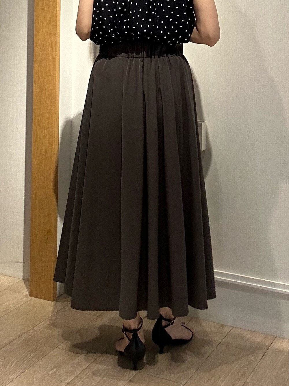 ブラック系のシャツ/ブラウス、グレー系のスカート、ベージュ系のボストンバッグを着用したレディースの夏コーディネートの10枚目の写真