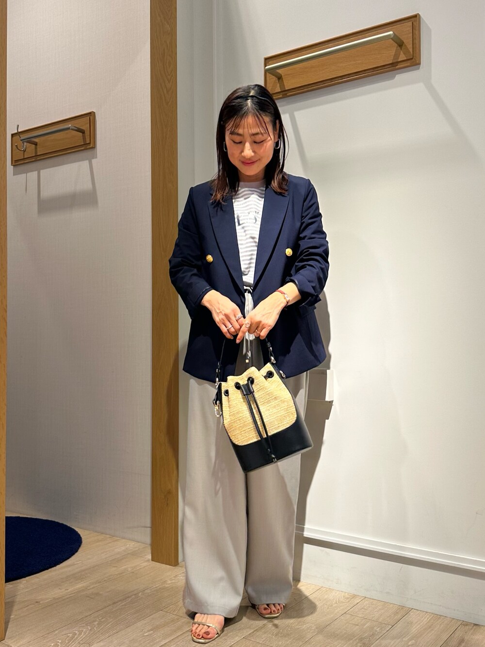 「春コーデ、春めき満開コーデ、春服コーデ、大人可愛い、大人コーデ、春、春服、低身長女子、お花見コーデ、カジュアルコーデ、150cm台コーデ、低身長コーデ、40代ファッション、ボーダートップス、ボーダーTシャツ」｜「MICO COULIERのラメボーダーロゴT（Tシャツ/カットソー、グレー系）」を使った、daimonさん（骨格ナチュラル・レディース・154cm）の春コーディネートの8枚目の写真