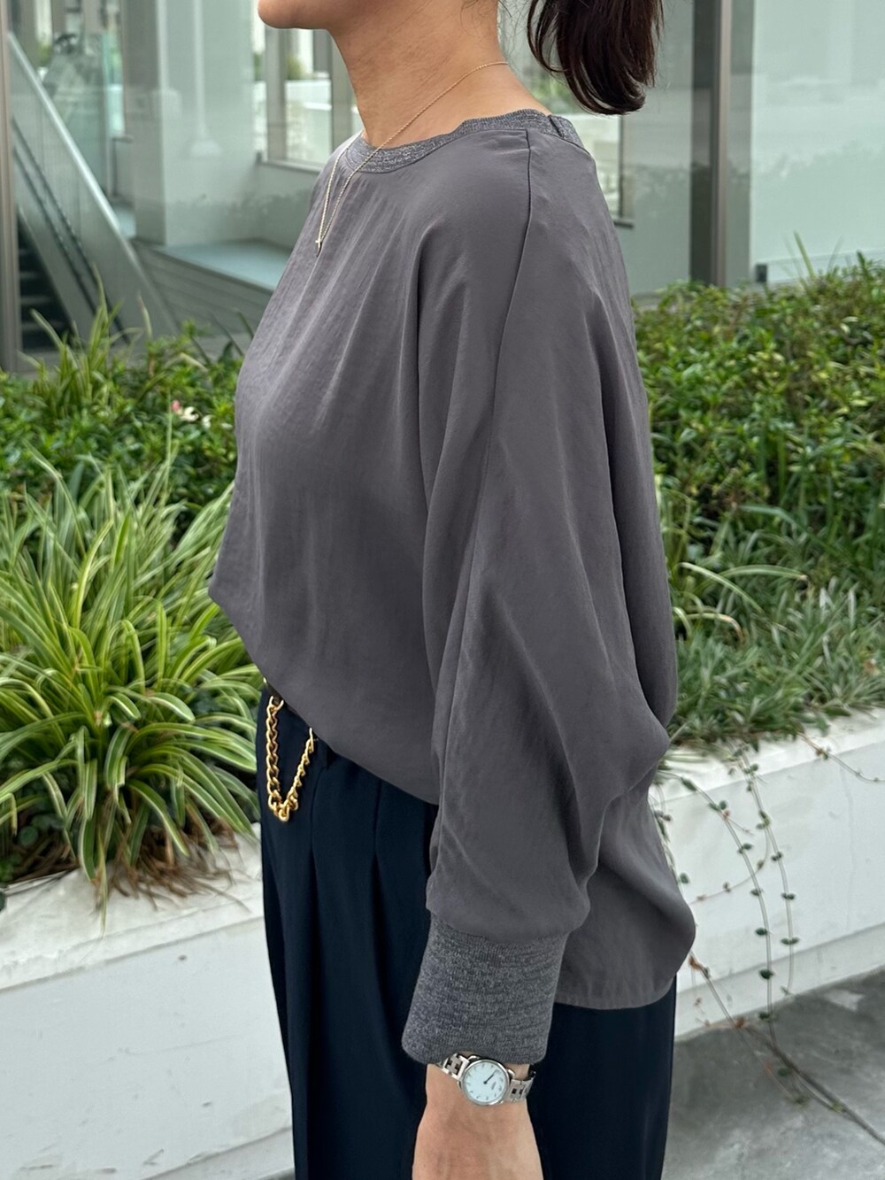 グレー系のシャツ/ブラウス、ブルー系のその他パンツ、ベージュ系のボストンバッグを着用したレディースの夏コーディネートの6枚目の写真