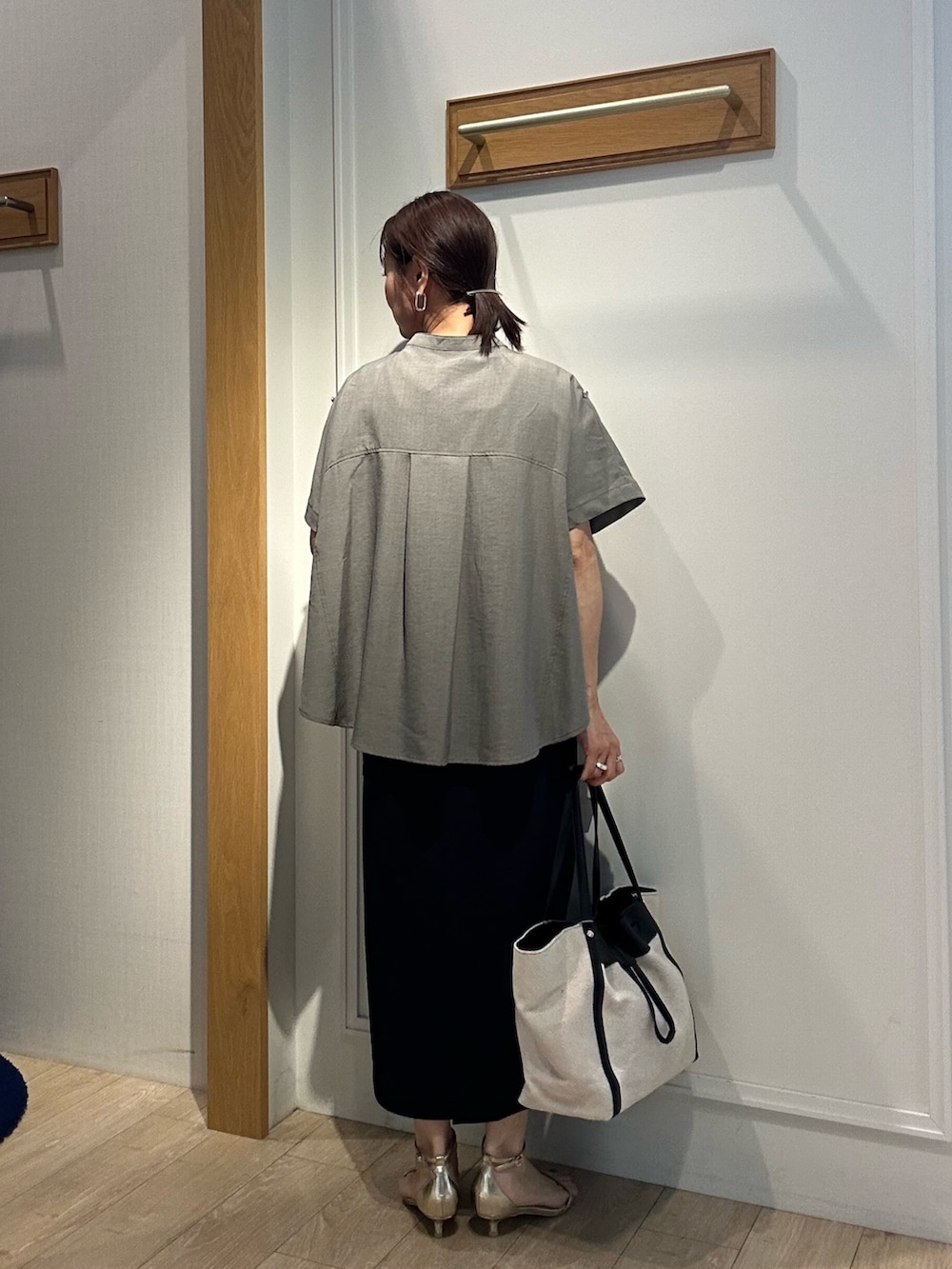 「夏ルックで気分アップ、シンプルコーデ、夏コーデ、お出かけコーデ、夏服コーデ、涼しいコーデ、シャツ/ブラウス、ノーリーズ、低身長コーデ、低身長女子、150cm台コーデ、きちんとスタイル、通勤コーデ、通勤スタイル、カーキシャツ」｜「MICO COULIERの麻調ヒヨクターンバックブラウス（シャツ/ブラウス、グリーン系）」を使った、daimonさん（レディース・154cm）の夏コーディネートの5枚目の写真