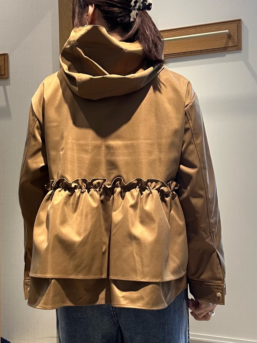 グレー系のTシャツ/カットソー、ブルー系のデニムパンツ、ブラウン系のブルゾンを着用したレディースの秋コーディネートの9枚目の写真