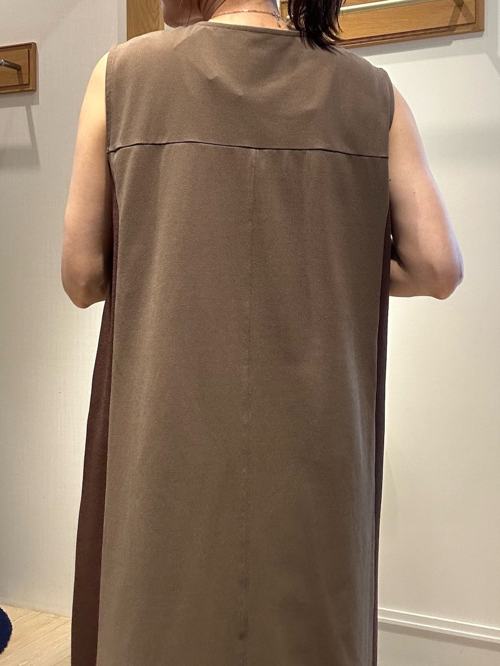 ブラウン系のワンピース、ブラック系のサンダル、ベージュ系のテーラードジャケットを着用したレディースの夏コーディネートの8枚目の写真