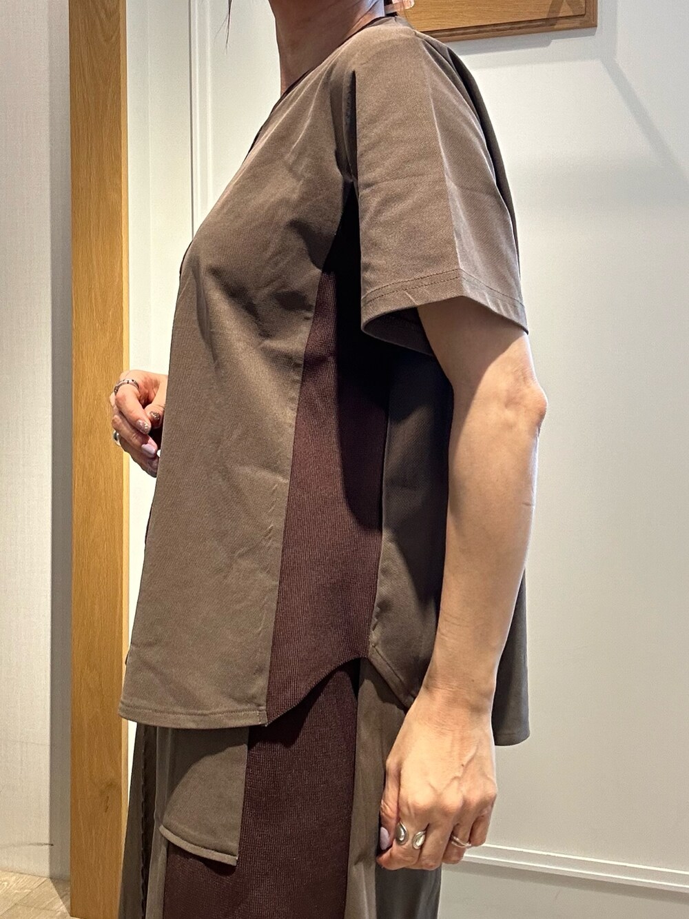 ブラウン系のTシャツ/カットソー、ブラウン系のスカート、ブラック系のサンダルを着用したレディースの夏コーディネートの6枚目の写真