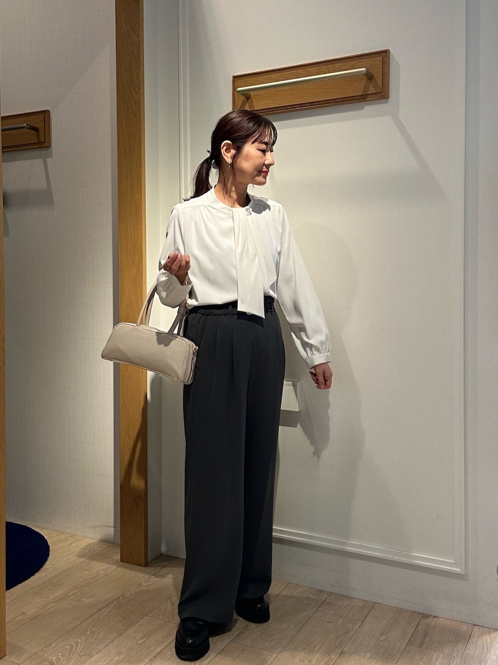 「ジャケット、春めき満開コーデ、キレイめカジュアル、150cm台コーデ、レディースファッション、お仕事コーデ、ハンドバッグ、低身長コーデ、低身長女子、40代ファッション、きちんとスタイル、ダブルジャケット、セミワイドパンツ、セットアップ、セットアップスタイル」｜「MICO COULIERの《セットアップ対応》ハイストレッチカルゼワッシャーノーカラージャケット（ノーカラージャケット、グレー系）」を使った、daimonさん（レディース・154cm）の春コーディネートの10枚目の写真