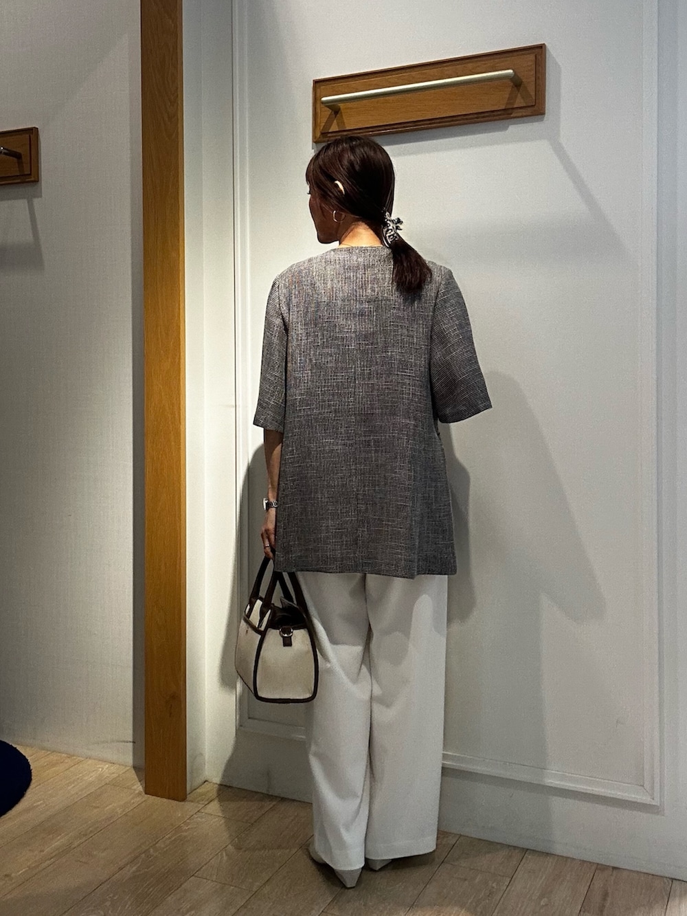グレー系のノーカラージャケット、グレー系のTシャツ/カットソー、ホワイト系のその他パンツを着用したレディースの春コーディネートの3枚目の写真
