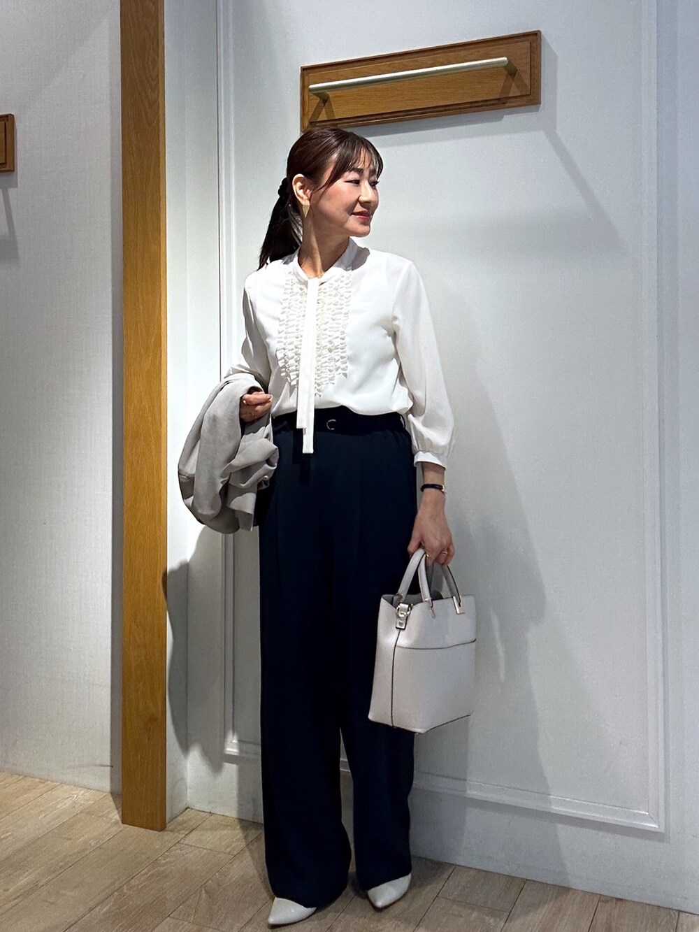 ベージュ系のノーカラージャケット、ホワイト系のシャツ/ブラウス、ブルー系のその他パンツを着用したレディースの春コーディネートの10枚目の写真