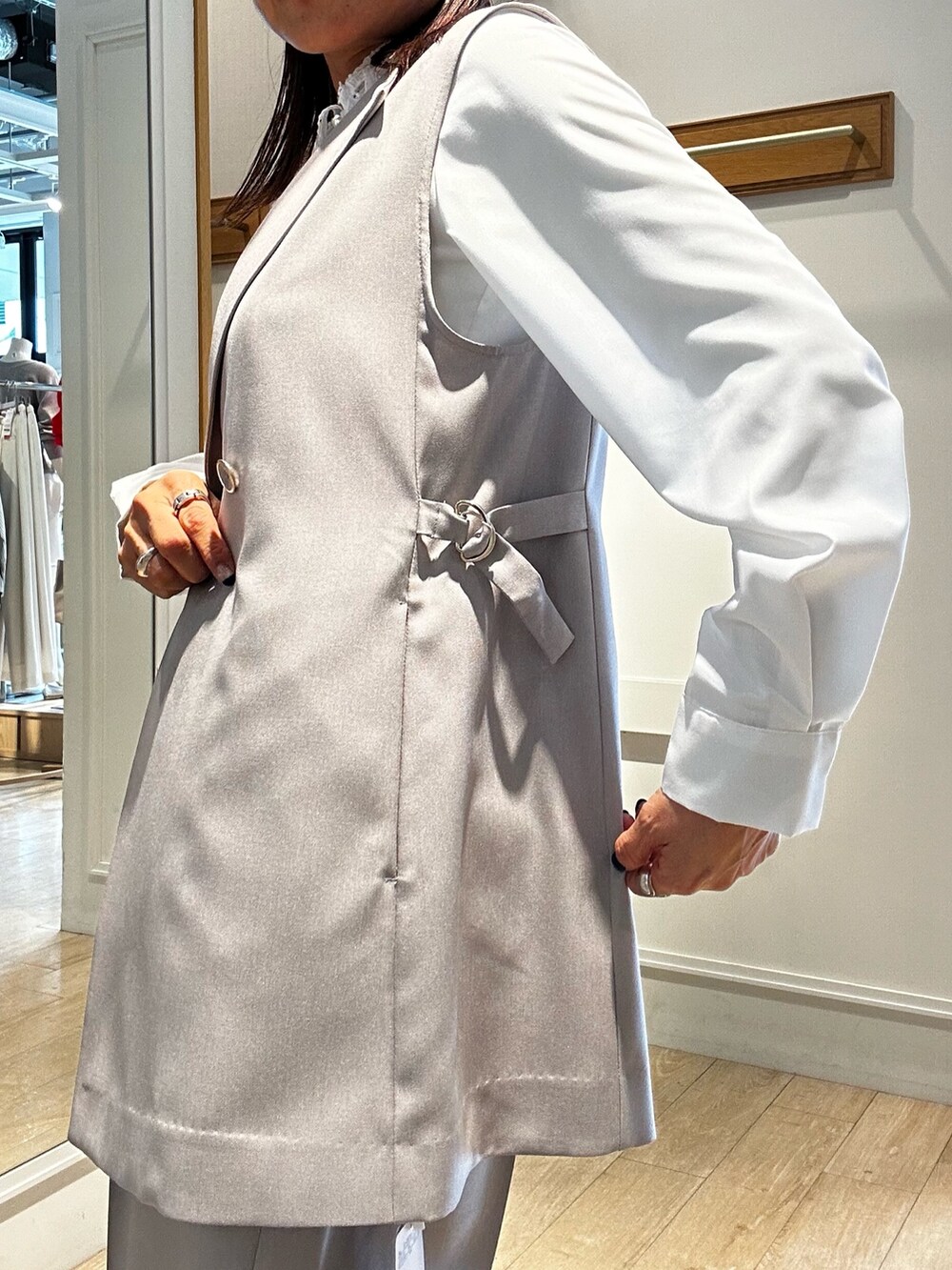 ベージュ系のダウンジャケット/コート、ホワイト系のシャツ/ブラウス、ベージュ系のその他パンツを着用したレディースの冬コーディネートの7枚目の写真