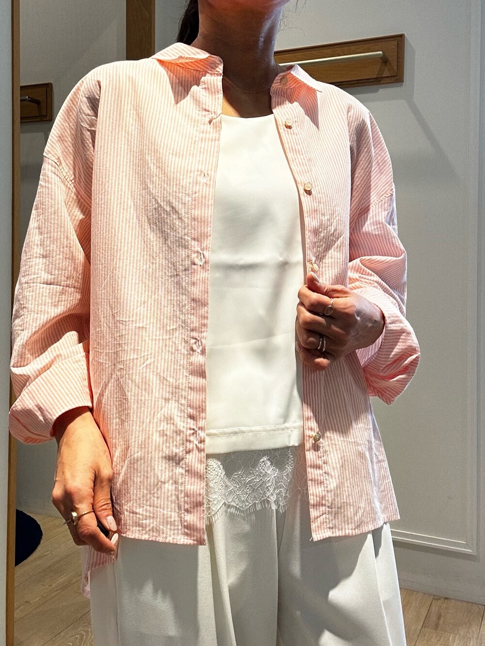 ピンク系のシャツ/ブラウス、ホワイト系のTシャツ/カットソー、ホワイト系のその他パンツを着用したレディースの春コーディネートの7枚目の写真