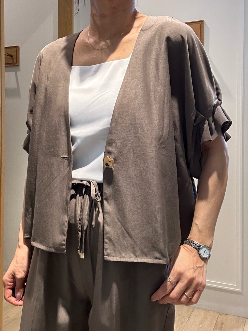 グリーン系のその他パンツ、ブラウン系のサンダル、グリーン系のノーカラージャケットを着用したレディースの夏コーディネートの4枚目の写真