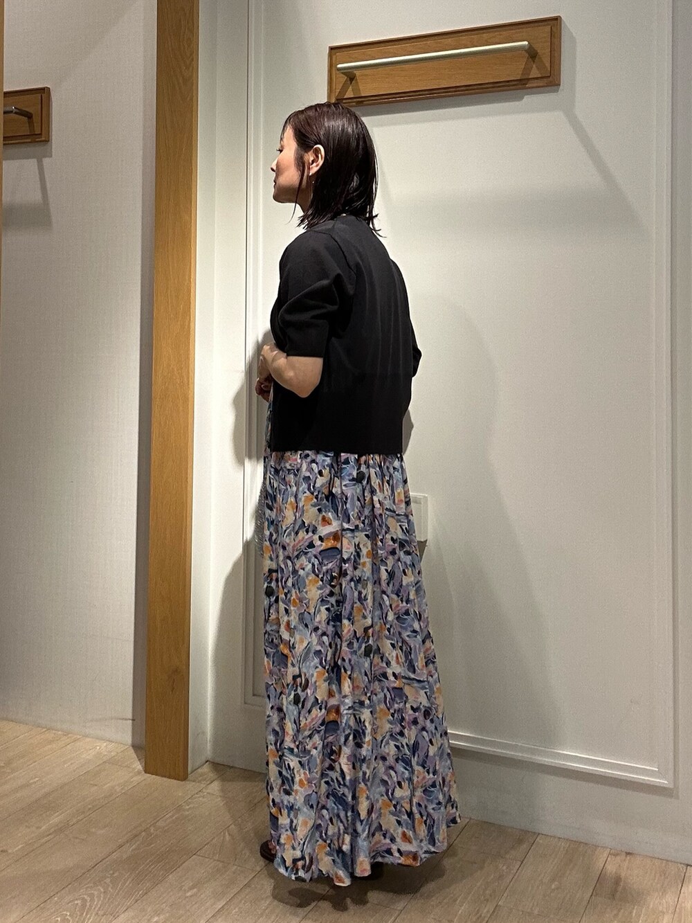 ブルー系のワンピース、グレー系のニット/セーター、ブラウン系のサンダルを着用したレディースの夏コーディネートの8枚目の写真