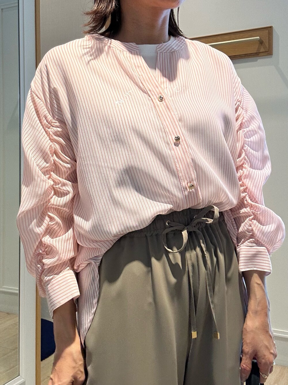 「白Tシャツ、シアートップス、夏コーデ、シャツスタイル、お出かけコーデ、休日スタイル、カラーコーデ、夏ファッション、楽チンコーデ、きれいめコーデ、レディースファッション、ストライプシャツ、低身長コーデ、低身長女子、40代ファッション」｜「NOLLEY'S LIGHTのシアー細ストライプギャザースリーブブラウス（シャツ/ブラウス、イエロー系）」を使った、daimonさん（レディース・154cm）の夏コーディネートの8枚目の写真