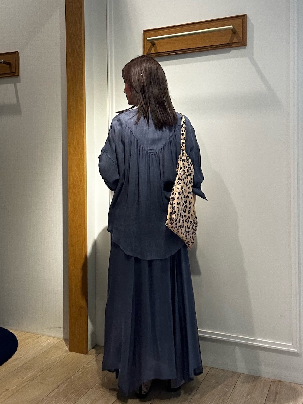 ブルー系のスカート、ブルー系のシャツ/ブラウス、グリーン系のブルゾンを着用したレディースの春コーディネートの8枚目の写真