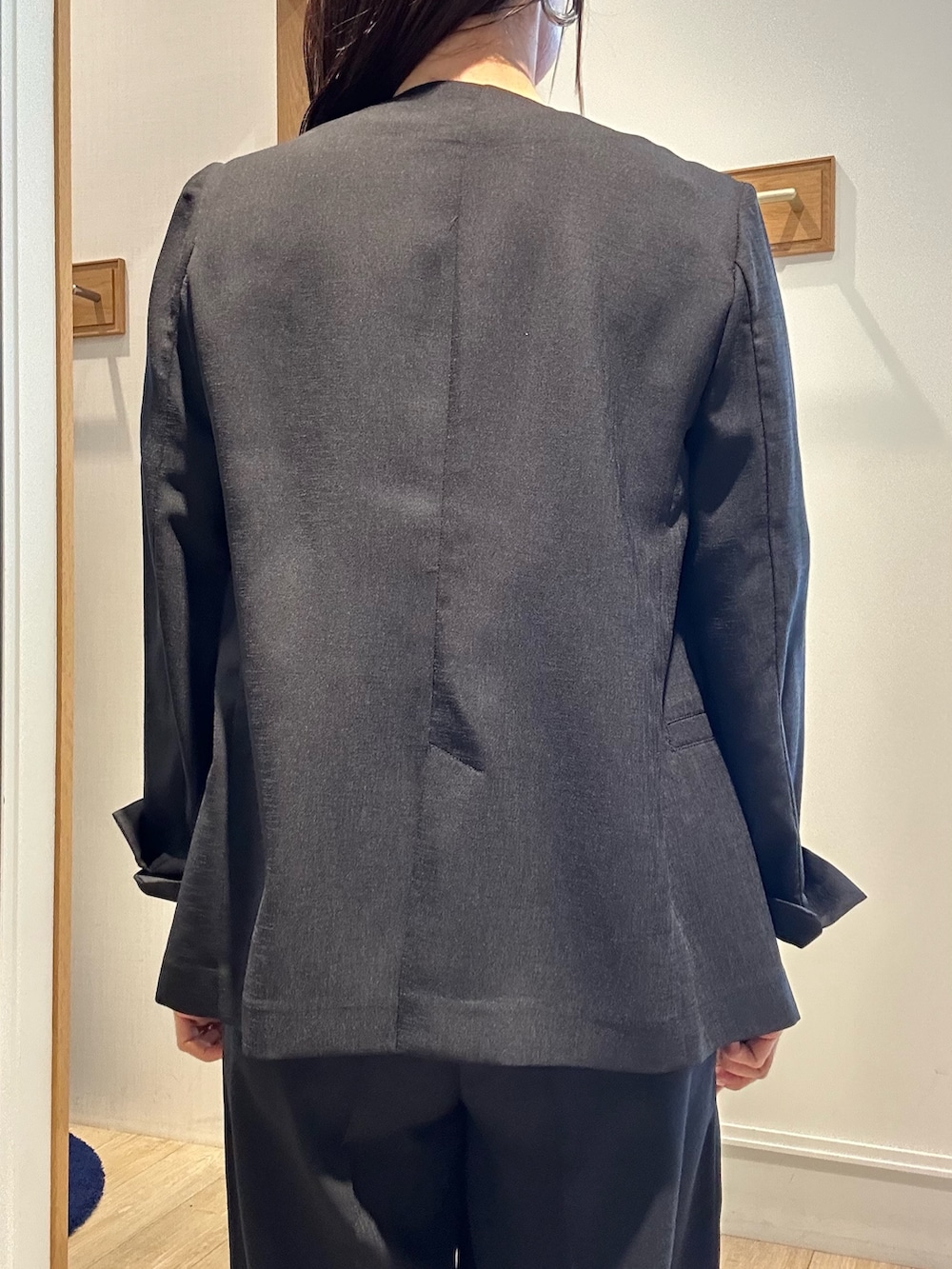 「春めき満開コーデ、春服、おでかけコーデ、ワントーンコーデ、スーツ、スーツスタイル、スーツコーデ、パンツスタイル、パンツ、パンツコーデ、ブラックスーツ、低身長、低身長コーデ、お仕事、お仕事コーデ」｜「NOLLEY'S LIGHTの《セットアップ対応》UVカットライトツイル ノーカラージャケット（ノーカラージャケット、ブラック系）」を使った、daimonさん（骨格ナチュラル・レディース・154cm）の春コーディネートの7枚目の写真