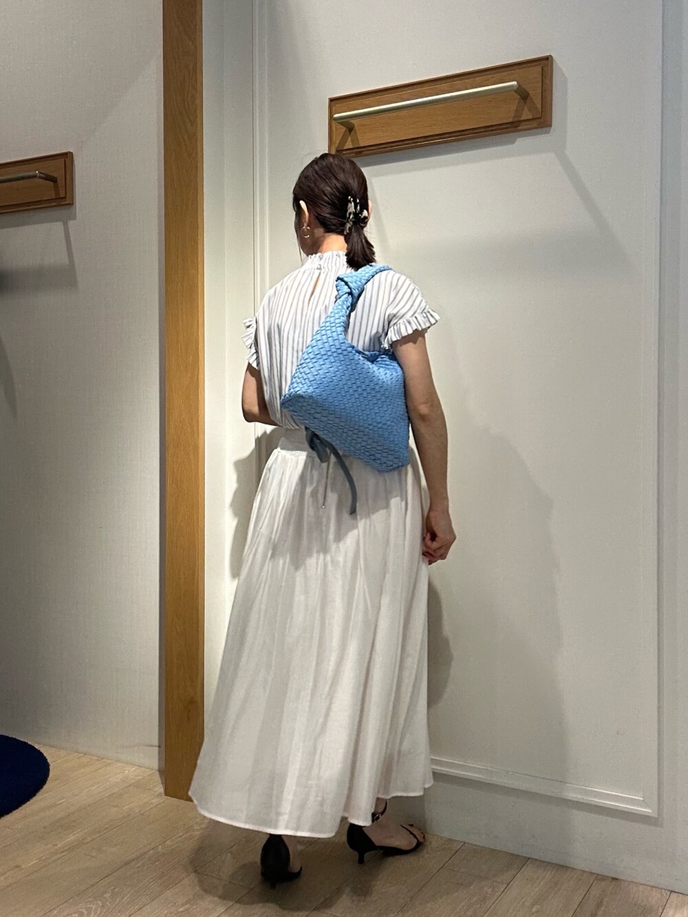 ホワイト系のシャツ/ブラウス、ホワイト系のスカート、ブルー系のショルダーバッグを着用したレディースの春コーディネートの4枚目の写真