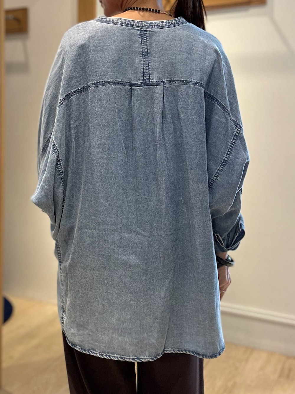 ブルー系のシャツ/ブラウス、ホワイト系のシャツ/ブラウス、ブラウン系のその他パンツを着用したレディースの夏コーディネートの7枚目の写真