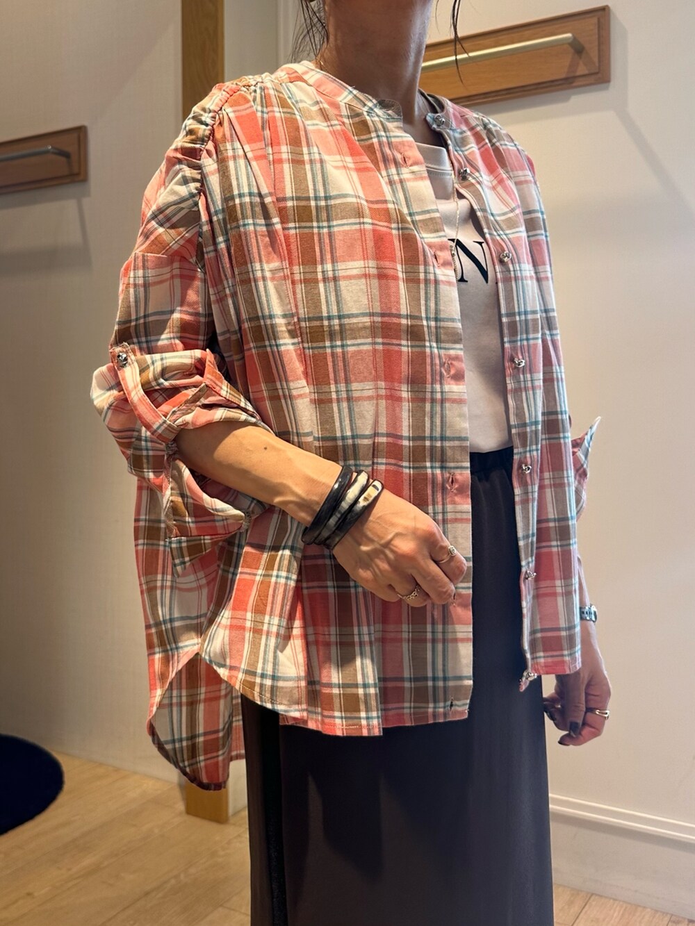 ブルー系のワンピース、レッド系のシャツ/ブラウス、ホワイト系のTシャツ/カットソーを着用したレディースの夏コーディネートの9枚目の写真